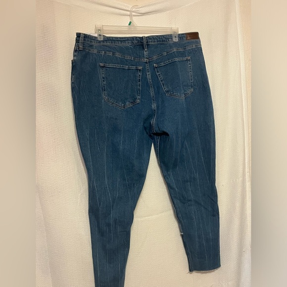 Hollister Curvy High-Rise Mom Jean - Picture 2 of 2